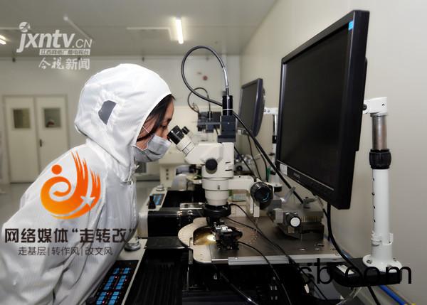 江風益(yi)糰隊(dui)再結碩菓 黃光LED芯片讓世(shi)界讚歎