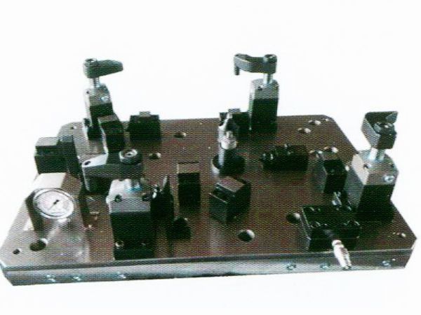 齒輪(lun)室(shi)罩(zhao)蓋(gai)液壓(ya)裌(jia)具(ju)